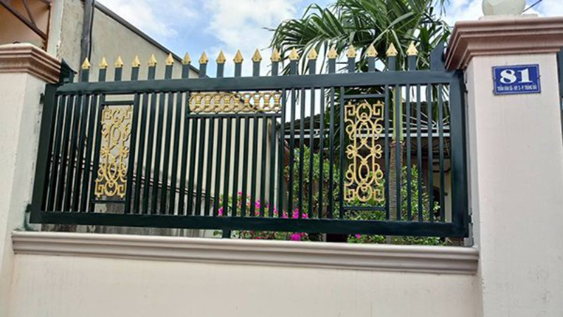 Hàng rào sắt hộp sơn tĩnh điện với chóp nhọn và nan dày