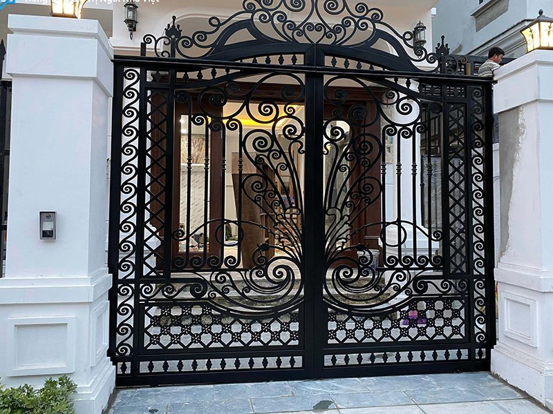 Mẫu cửa sắt nghệ thuật cho nhà phố đơn giản