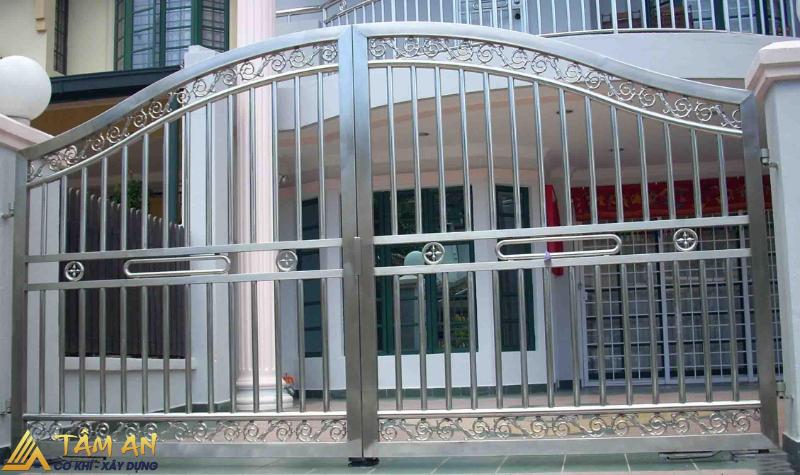 Cửa inox 2 cánh rộng rãi