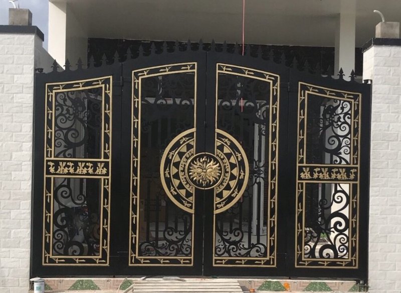 Mẫu cửa sắt mỹ thuật 4 cánh nhà phố