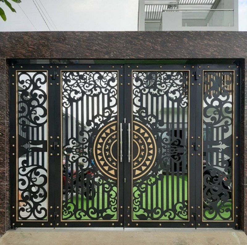 Mẫu cửa sắt mỹ thuật 4 cánh nhà phố
