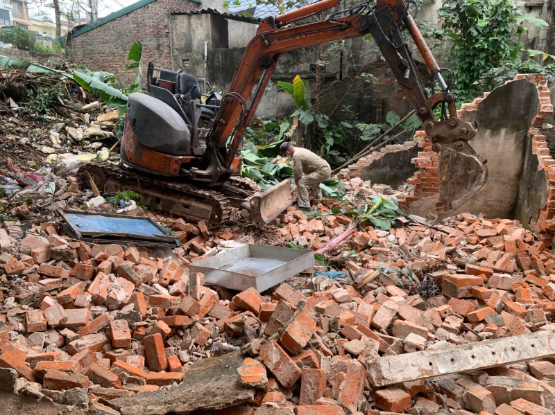Phá dỡ nhà cũ, chuẩn bị mặt bằng xây dựng