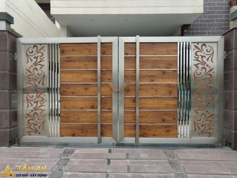 Cổng nhà kết hợp giữa gỗ và inox