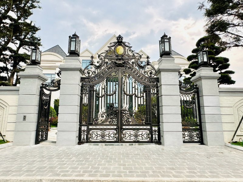 Mẫu cửa sắt mỹ thuật 4 cạnh cho biệt thự