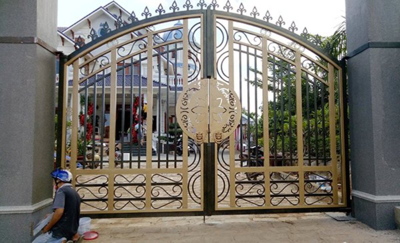 Mẫu cổng sắt nghệ thuật hiện đại màu tông màu vàng chủ đạo