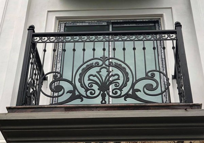 Mẫu lan can sắt ban công sang trọng
