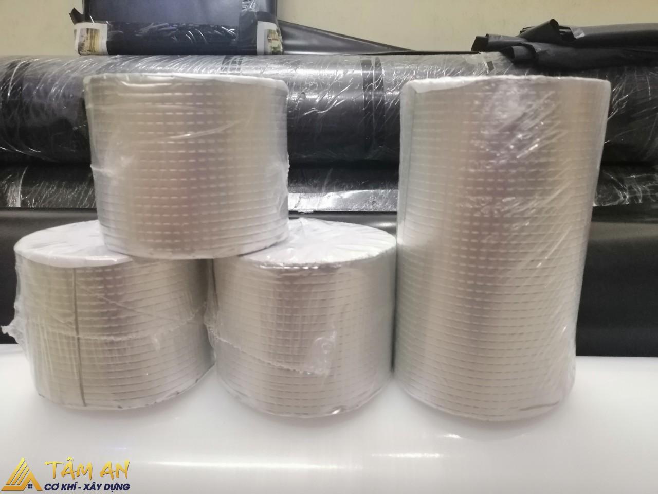 Sửa Chữa Mái Tôn Bị Dột Nhanh Chóng, Hiệu Quả Tại Nhà 6 Sử dụng tấm dán hoặc băng keo chống dột mái tôn