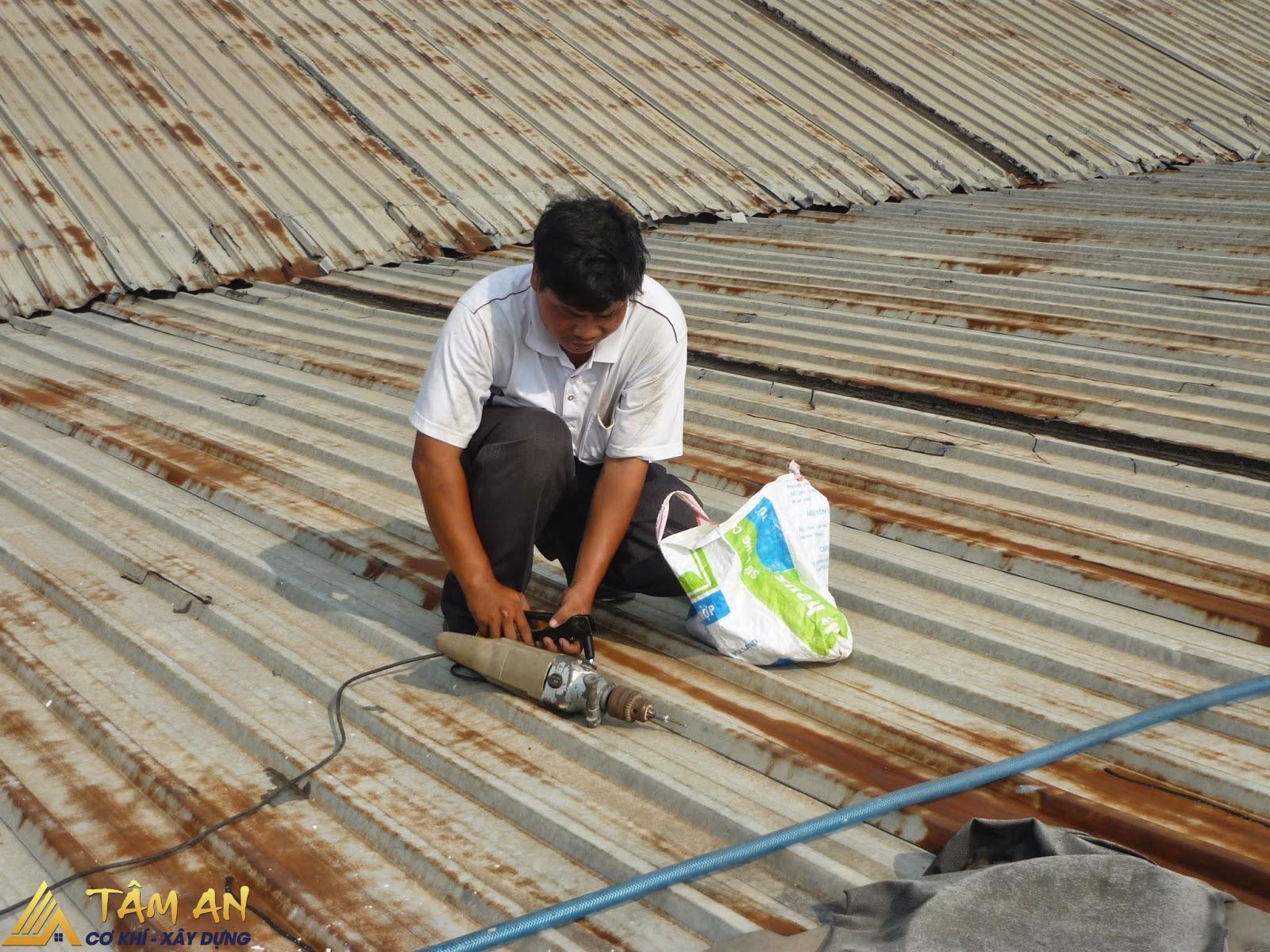 Sửa Chữa Mái Tôn Bị Dột Nhanh Chóng, Hiệu Quả Tại Nhà 9 Cách khắc phục mái tôn bị dột do hoen gỉ
