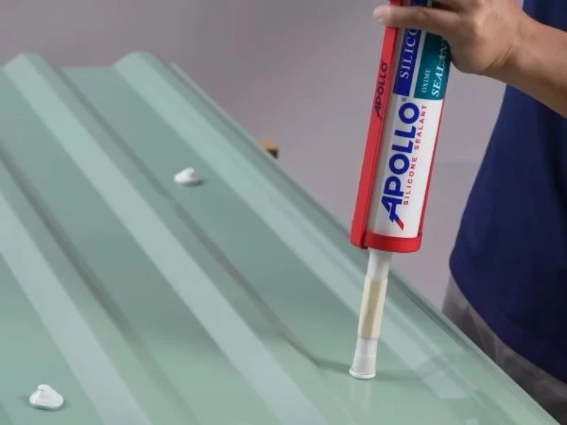 Sửa Chữa Mái Tôn Bị Dột Nhanh Chóng, Hiệu Quả Tại Nhà 5 Dùng keo chống thấm xử lý mái tôn có lỗ thủng nhỏ