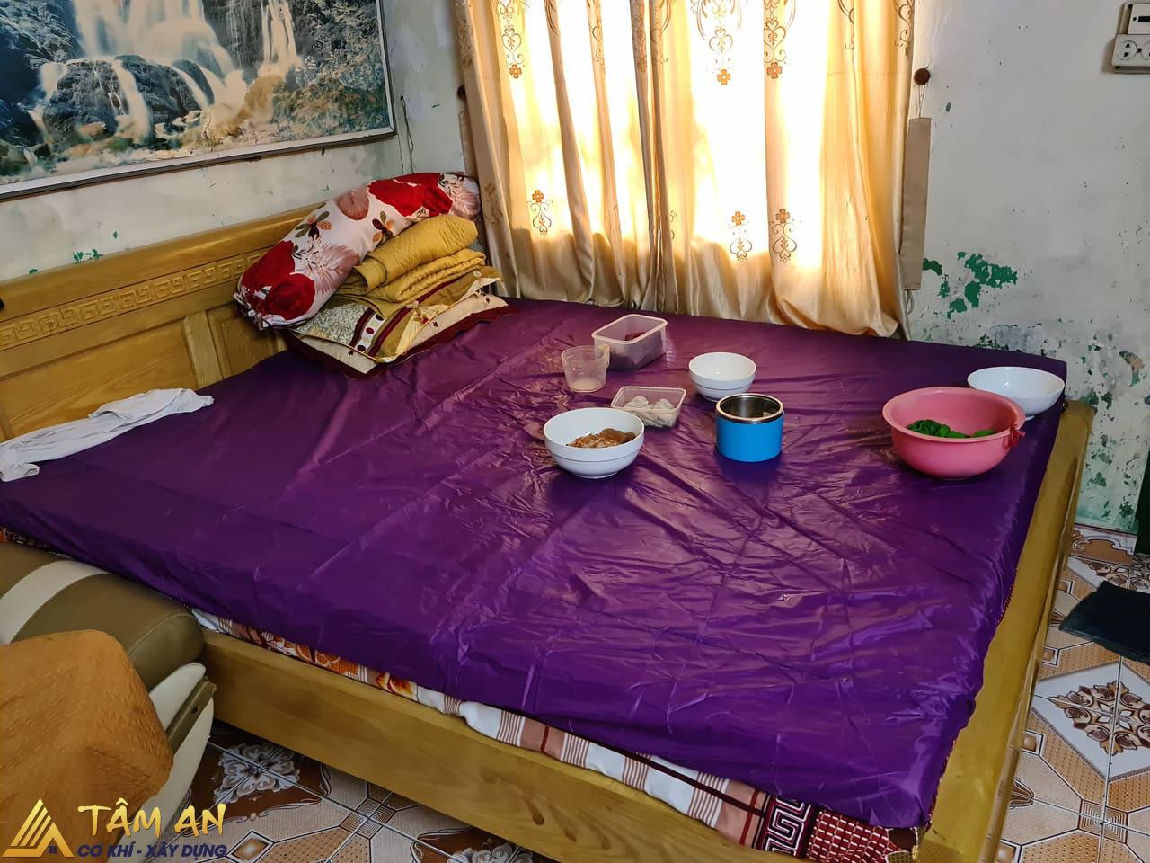 Sửa Chữa Mái Tôn Bị Dột Nhanh Chóng, Hiệu Quả Tại Nhà 2 Lấy thùng/xô/chậu chứa nước