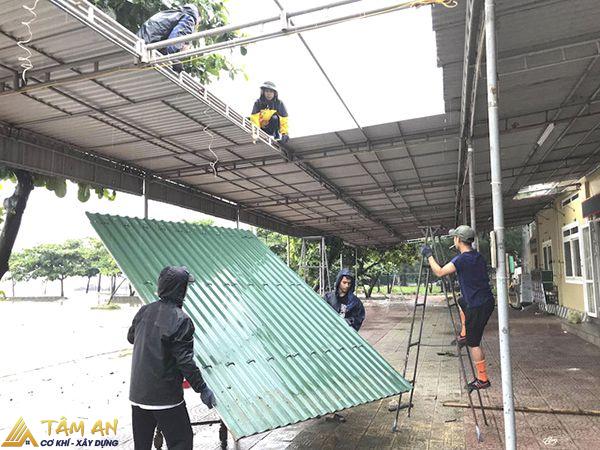 Có nên làm mái tôn trước nhà hay không? Quy trình thi công chuẩn 2 Quy trình thi công làm tôn trước nhà