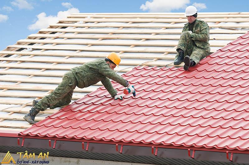 Làm mái tôn có phải xin phép không? Quy định mới năm 2025 3 Thi công làm mái tôn đúng kỹ thuật