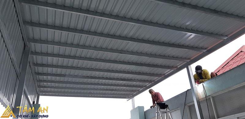 Có nên làm mái tôn trước nhà hay không? Quy trình thi công chuẩn 1 Thi công mái tôn hiên nhà tiết kiệm chi phí hơn