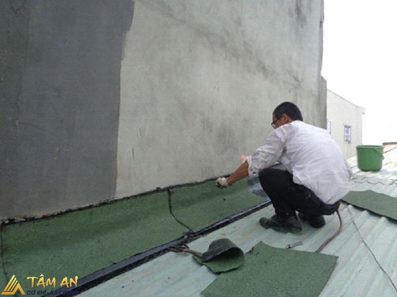 Sửa Chữa Mái Tôn Bị Dột Nhanh Chóng, Hiệu Quả Tại Nhà 8 Xử lý khe hở giữa mái tôn giáp tường