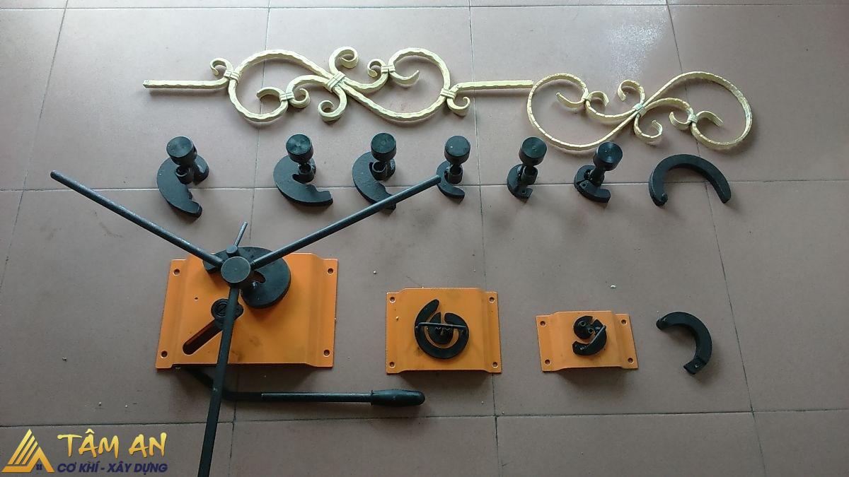 Sắt mỹ thuật là gì? Các mẫu thiết kế đẹp nhất hiện nay 5 Hoa sắt uốn thủ công mỹ nghệ