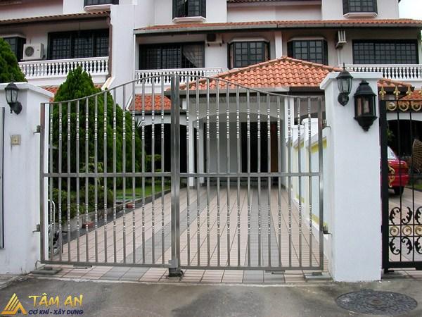 Mẫu cổng đơn giản inox cho nhà hiện đại