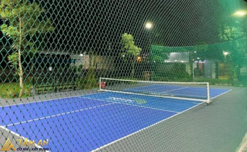 Các hạng mục thi công sửa chữa, cải tạo sân pickleball 8 Gia cố tường rào và lưới chắn bóng sân pickleball