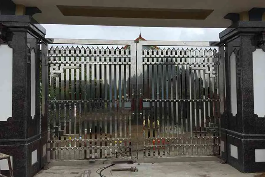 +20 mẫu cửa cổng inox 2 cánh đẹp, thiết kế sang trọng năm 2025 2 Cổng chính hoặc cửa tiền sảnh nhà phố