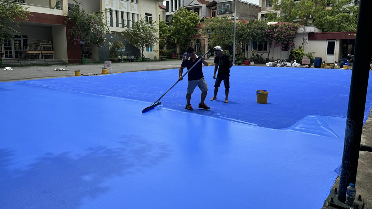 Các hạng mục thi công sửa chữa, cải tạo sân pickleball 6 Xử lý mặt sân và sơn phủ cao cấp