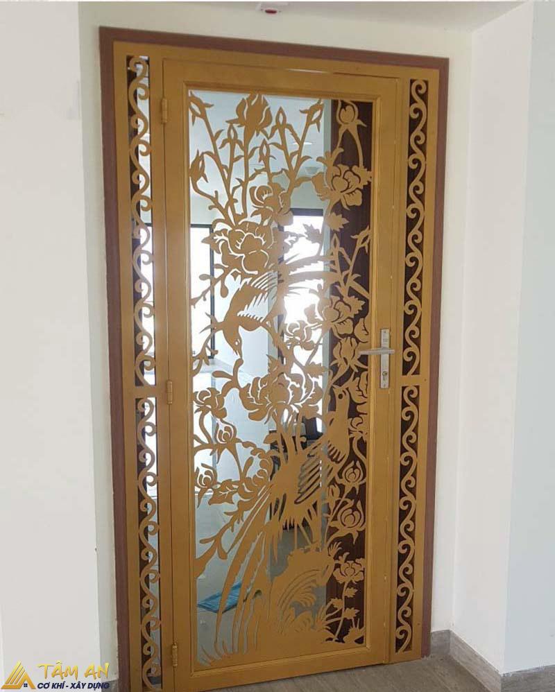 Tổng hợp mẫu cửa sắt 1 cánh phòng ngủ bền đẹp, an toàn 8 Thiết kế cửa sắt với nhiều hoa văn độc đáo, tăng tính thẩm mỹ cho không gian phòng ngủ