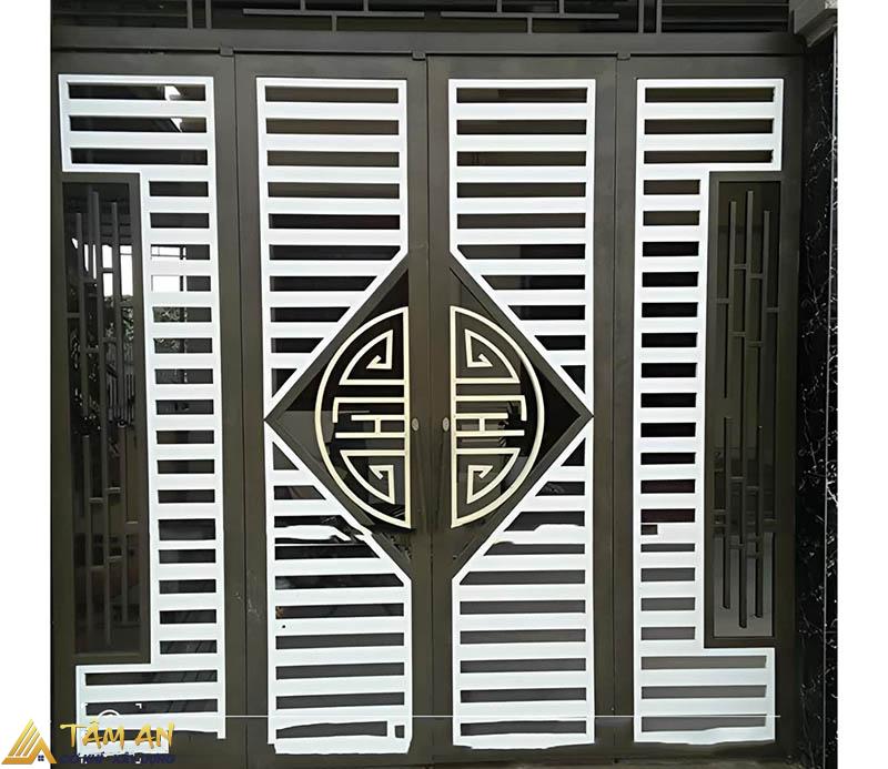 99+ Mẫu cửa sắt hộp 4 cánh đẹp, hiện đại, thịnh hành nhất 4 Cửa sắt 4 cánh truyền thống có sự kết hợp giữa 2 gam màu trắng - đen