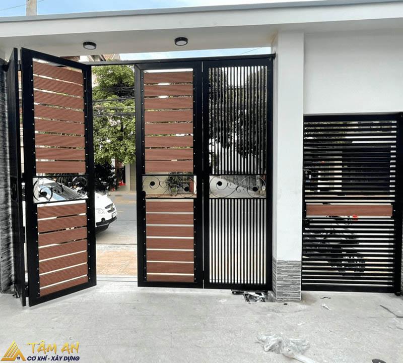 99+ Mẫu cửa sắt hộp 4 cánh đẹp, hiện đại, thịnh hành nhất 9 Thiết kế cửa sắt hộp 4 cánh giả gỗ sang trọng