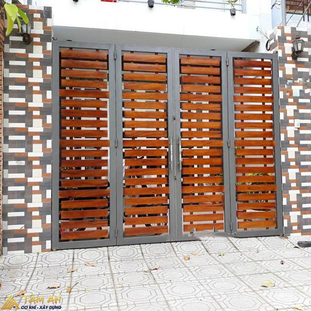 99+ Mẫu cửa sắt hộp 4 cánh đẹp, hiện đại, thịnh hành nhất 11 Cửa cổng sắt hộp giả gỗ sang trọng