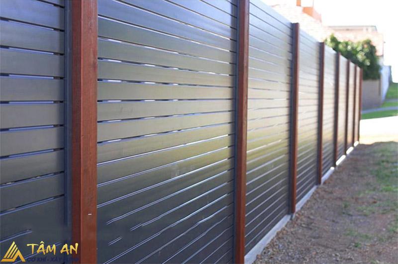 Hàng rào sắt hộp mạ kẽm được chế tạo từ các thanh sắt hộp, có hình dạng vuông hoặc chữ nhật