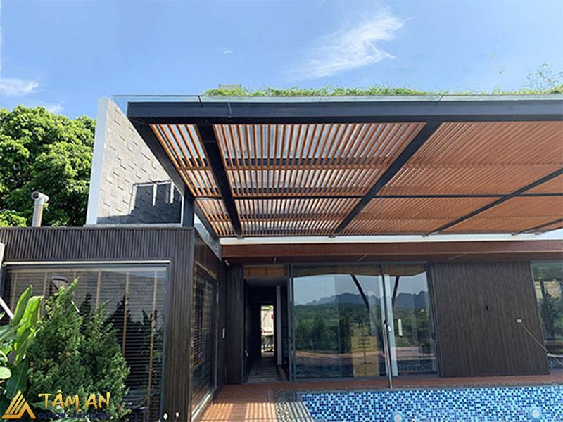 Mái nhựa giả gỗ ngoài trời đẹp, bền bỉ cho mọi công trình 3 Mái hiên nhựa giả gỗ cho nhà ở