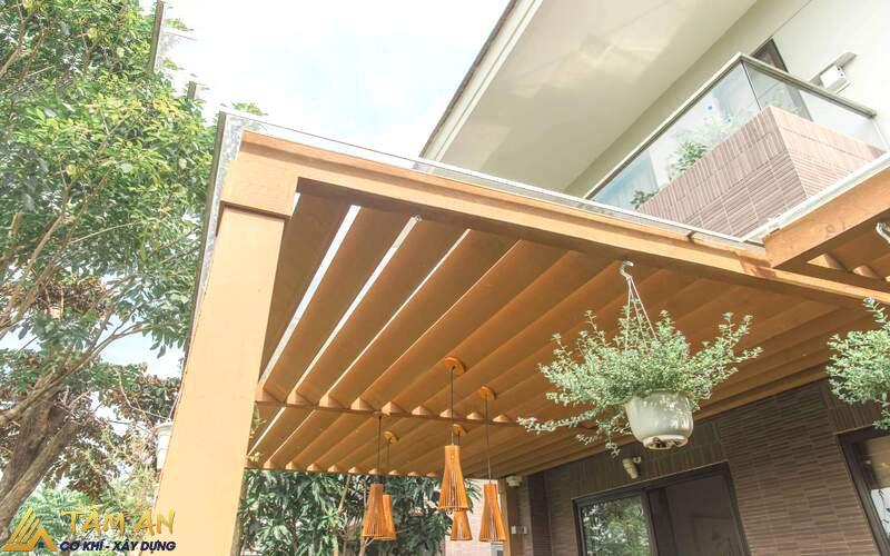 Mái nhựa giả gỗ ngoài trời đẹp, bền bỉ cho mọi công trình 1 Mái nhựa giả gỗ ngoài trời được sản xuất từ nhựa tổng hợp kết hợp với bột gỗ tự nhiên
