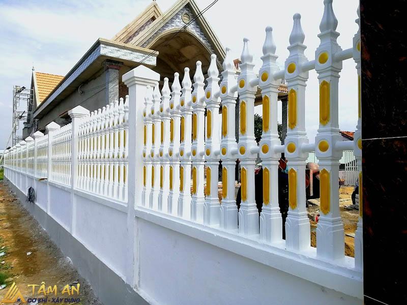 50+ Mẫu hàng rào đẹp nhà cấp 4 hiện đại, sang trọng 12 Hàng rào bê tông ly tâm sơn màu trắng ấn tượng