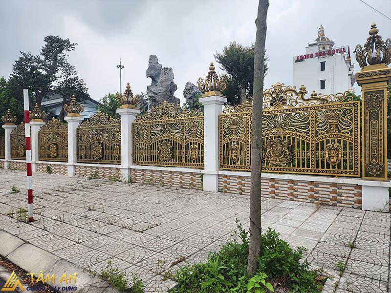 50+ Mẫu hàng rào đẹp nhà cấp 4 hiện đại, sang trọng 4 Mẫu hàng rào này được làm từ chất liệu nhôm đúc hợp kim cao cấp, hoa văn sang trọng, phù hợp với công trình kiến trúc cổ điển