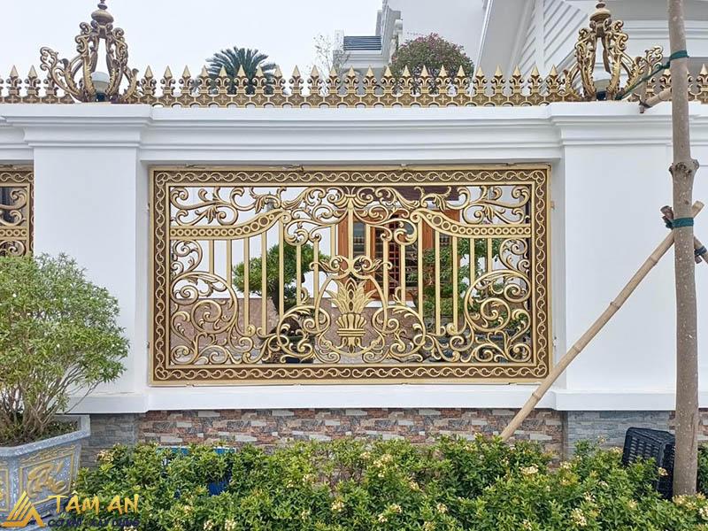 50+ Mẫu hàng rào đẹp nhà cấp 4 hiện đại, sang trọng 5 Sự kết hợp giữa hàng rào bê tông và hàng rào nhôm đúc hợp kim tăng tính sự an toàn cho không gian nhà ở