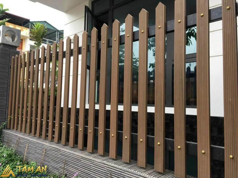 50+ Mẫu hàng rào đẹp nhà cấp 4 hiện đại, sang trọng 9 Thiết kế hàng rào gỗ dạng thanh mang lại sự thông thoáng cho không gian nhà cấp 4