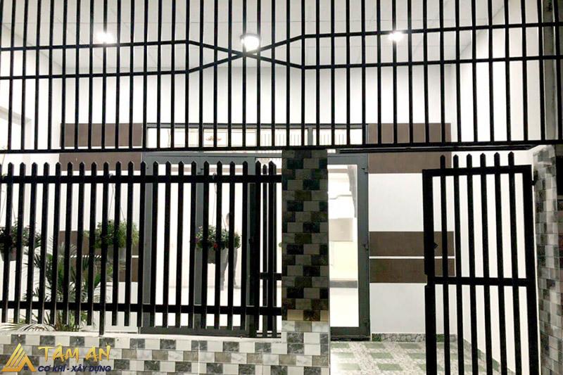 Hàng rào sắt hộp mạ kẽm màu đen bảo vệ không gian nhà ở