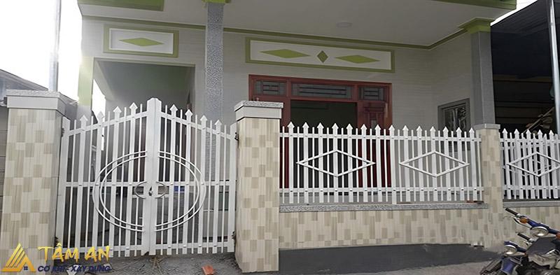 Hàng rào sắt hộp thiết kế đơn giản giúp bảo vệ không gian nhà ở