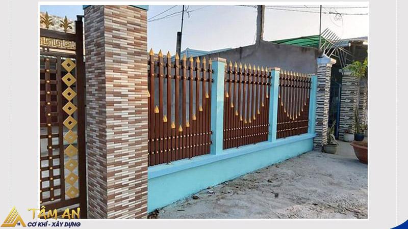 Hàng rào sắt hộp mạ kẽm được sơn phủ màu nâu hiện đại