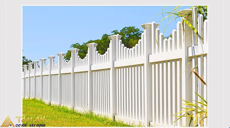 Hàng rào sắt hộp mạ kẽm với gam màu trắng hiện đại, sang trọng