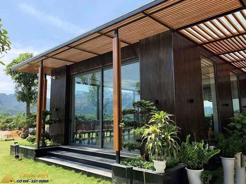 Mái nhựa giả gỗ ngoài trời đẹp, bền bỉ cho mọi công trình 9 Thiết kế mái hiên bằng chất liệu nhựa giả gỗ bền bỉ, chống chịu thời tiết tốt