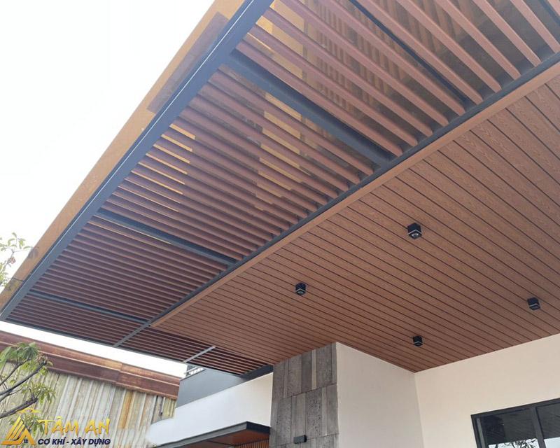Mái nhựa giả gỗ ngoài trời đẹp, bền bỉ cho mọi công trình 11 Thiết kế mái hiên nhựa giả gỗ ngoài trời chống mưa, nắng cho nhà ở