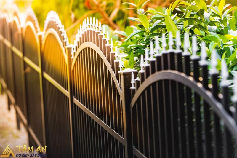 Hàng rào sắt hộp mạ kẽm độ bền cao, chống ăn mòn