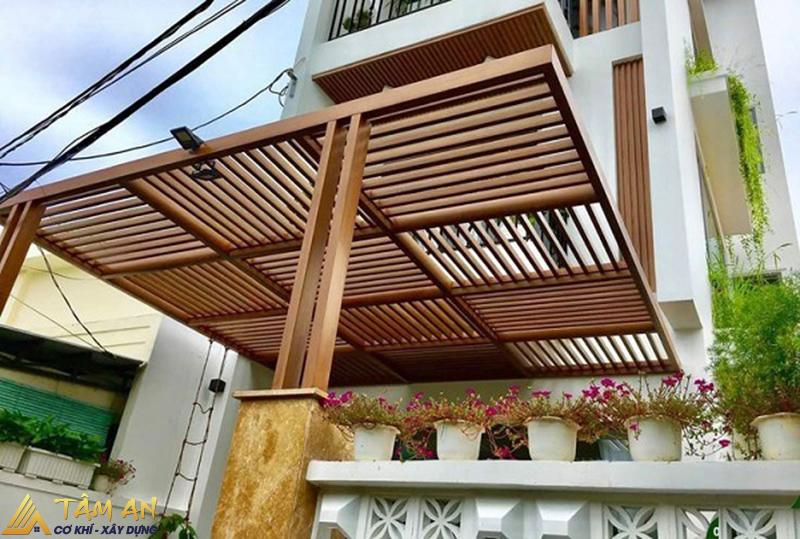 Mái nhựa giả gỗ ngoài trời đẹp, bền bỉ cho mọi công trình 2 Mái hiên nhựa giả gỗ có khả năng chống nước, độ bền cao