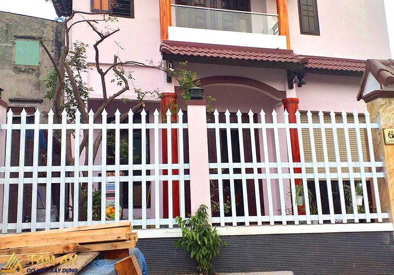 Giá hàng rào sắt hộp mạ kẽm tùy thuộc vào kiểu dáng, mẫu mã sản phẩm