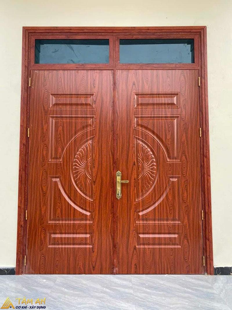 Cửa thép vân gỗ 2 cánh dùng để lắp đặt cho cửa chính nhà phố, cửa ban công