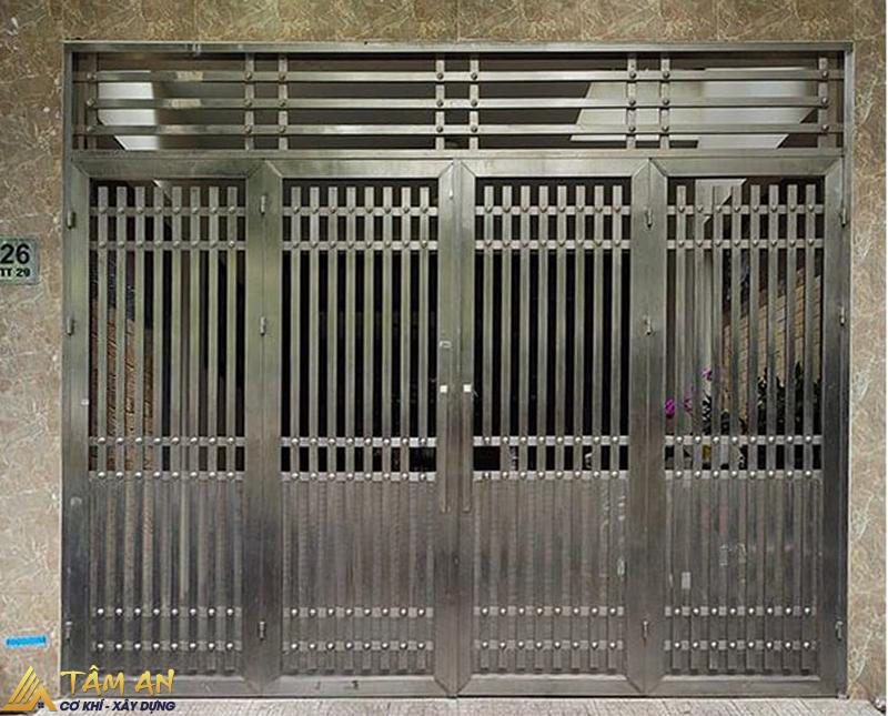 Thiết kế cửa inox 4 cánh chắc chắn được trang bị cho cửa cổng