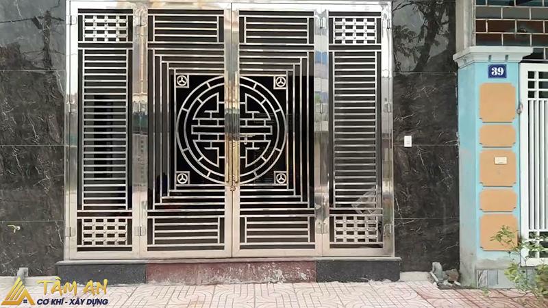 Mẫu cửa inox 4 cánh với các chi tiết hoa văn độc đáo