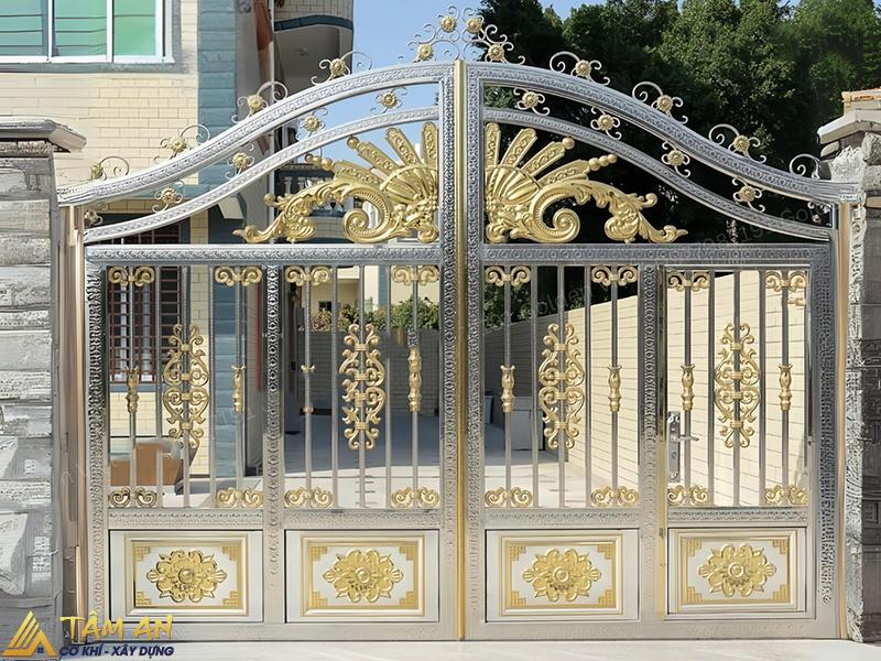 Mẫu cổng inox 4 cánh nghệ thuật mạ vàng với họa tiết tinh xảo