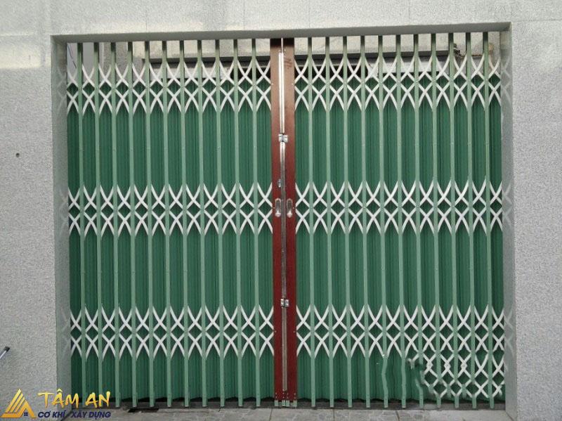 Cửa sắt kéo: Ưu – Nhược điểm & Bảng giá 2026 7 Sử dụng cửa sắt kéo có lá tăng tính riêng tư hơn