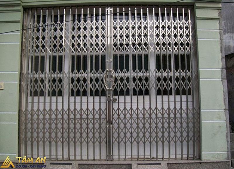 Cửa sắt kéo: Ưu – Nhược điểm & Bảng giá 2026 14 Cửa sắt kéo sơn tĩnh điện tuổi thọ cửa cao hơn so với cửa sơn thường