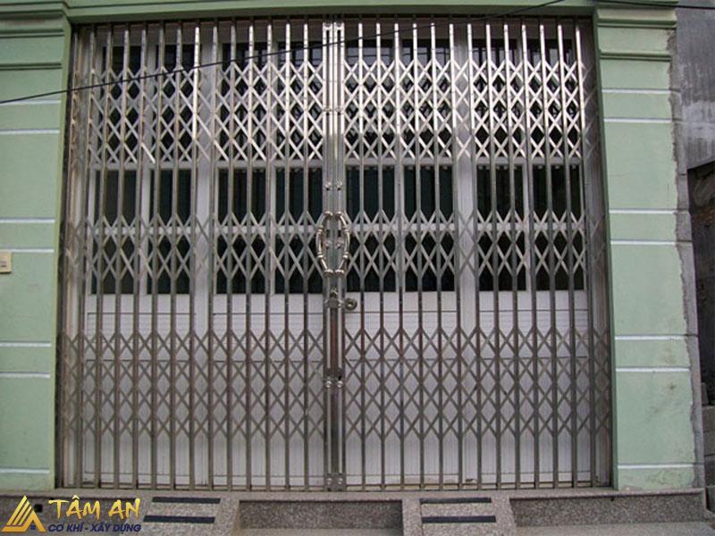 Cửa sắt kéo: Ưu – Nhược điểm & Bảng giá 2026 2 Cửa sắt kéo không lá là loại cửa chỉ gồm hệ nan sắt và khung